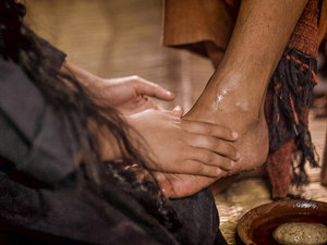 mary anoints Jesus' feet